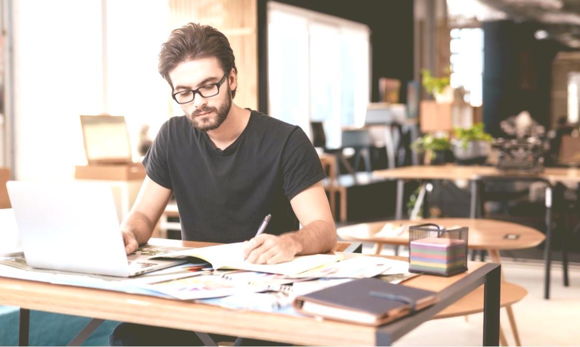 Equipo colaborando en desarrollo de contenido educativo